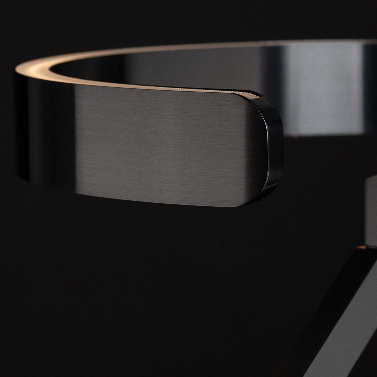 Occhio Gioia equilibrio "air" Tischleuchte, schwarz matt, Kopf: black phantom (©Leuchtenland.com)
