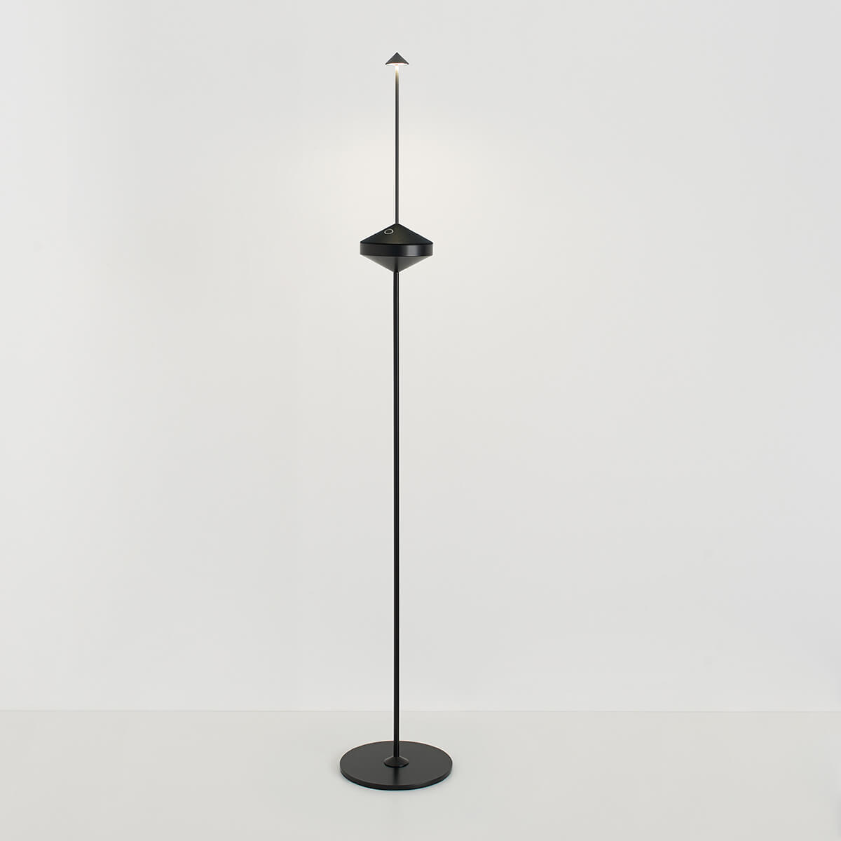 Zafferano AiLati Pina Ständer mit Basis und Erdspieß, schwarz, mit Pina Pro LED Akkuleuchte, schwarz (separat erhältlich)