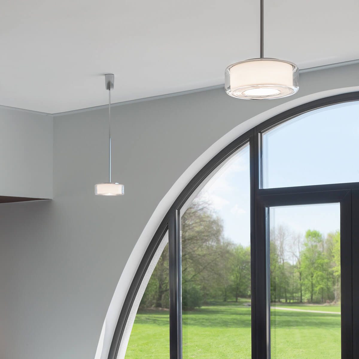 Serien.lighting Curling Suspension Tube M LED Pendelleuchte, Glas klar, Reflektor: zylindrisch opal (©Farideh Fotografie)