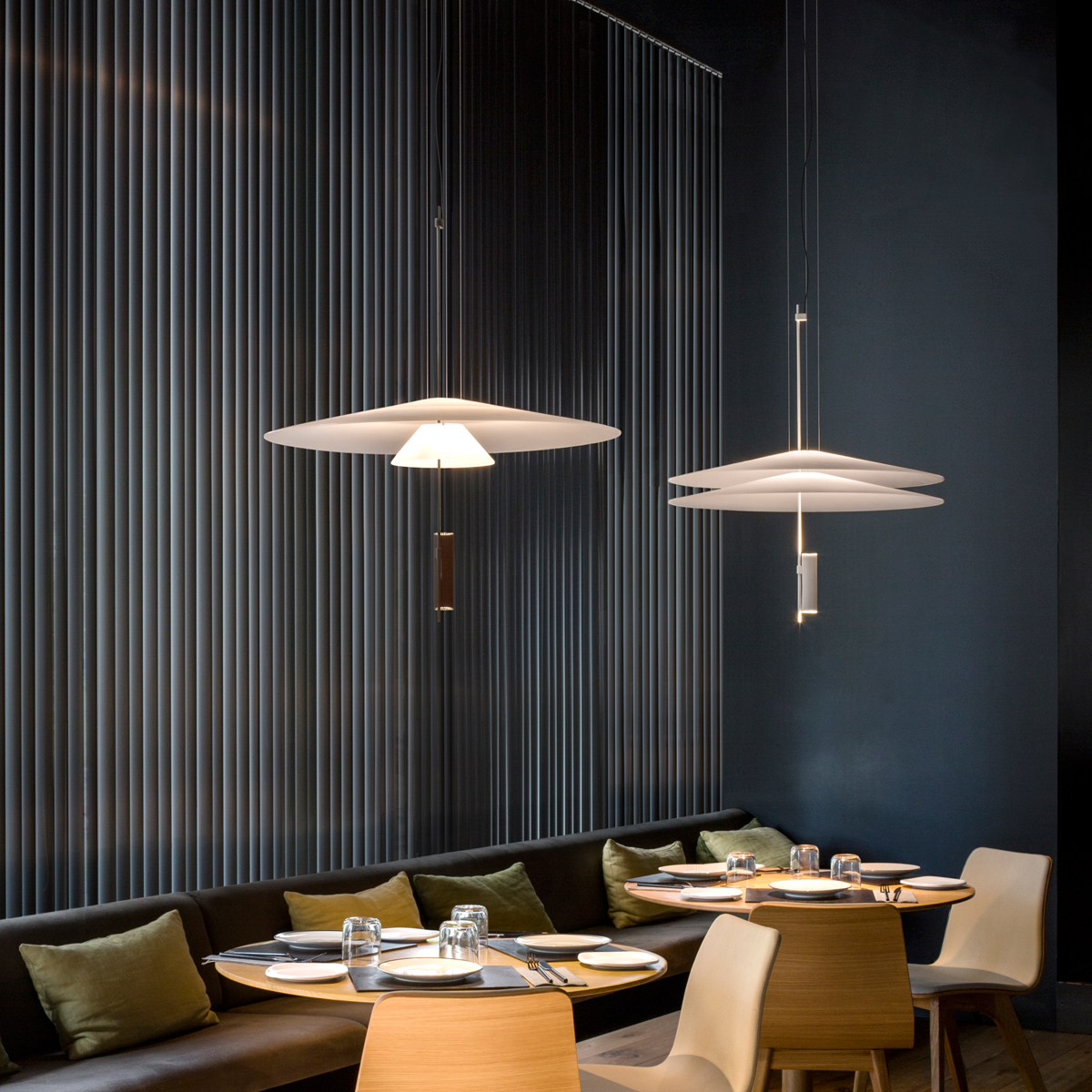 Vibia Flamingo 1510 Pendelleuchte, weiß matt, und Vibia Flamingo 1520 Pendelleuchte, graphitgrau matt