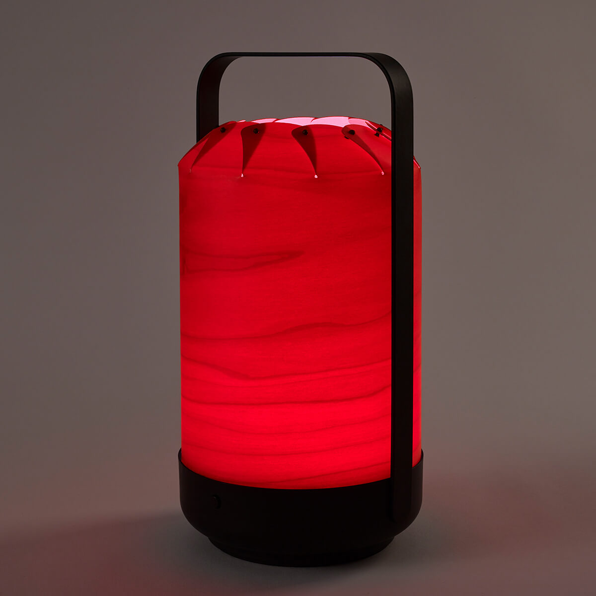 LZF Lamps Mini Chou LED Akkuleuchte, rot (eingeschaltet)