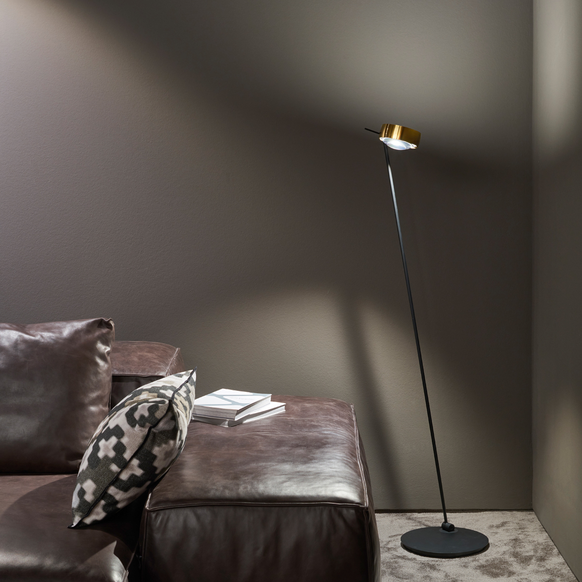 Occhio Sento E lettura "air" LED Leseleuchte, 125 cm, 2700 K, Ausrichtung: links vom Objekt, Bronze / schwarz matt