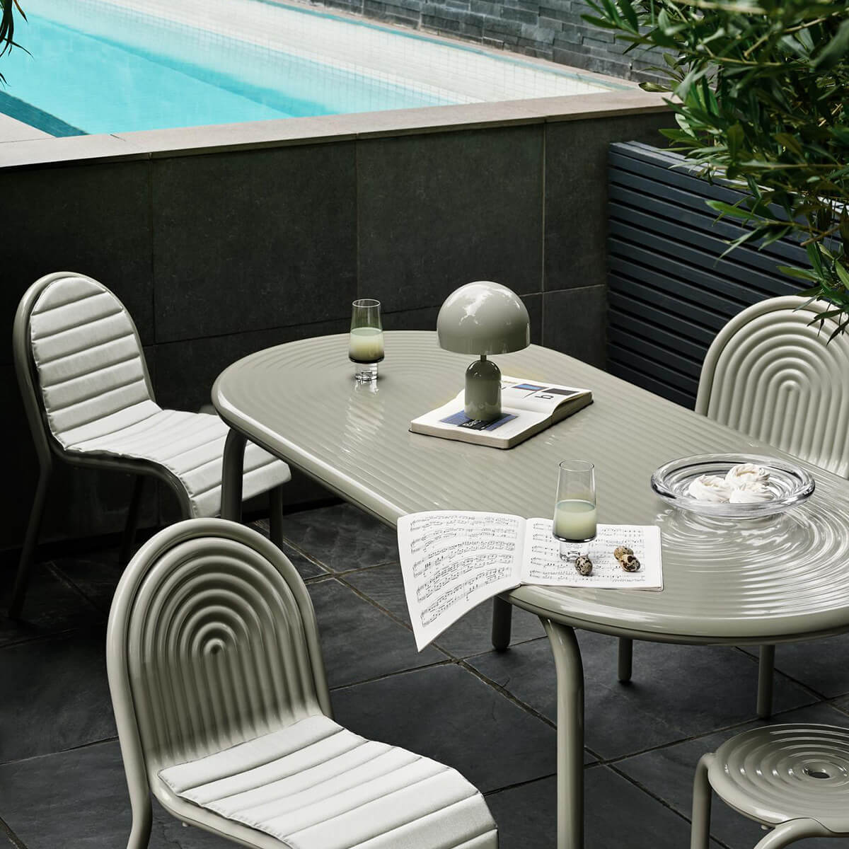 Tom Dixon Bell Portable LED Akkuleuchte, grau glänzend
