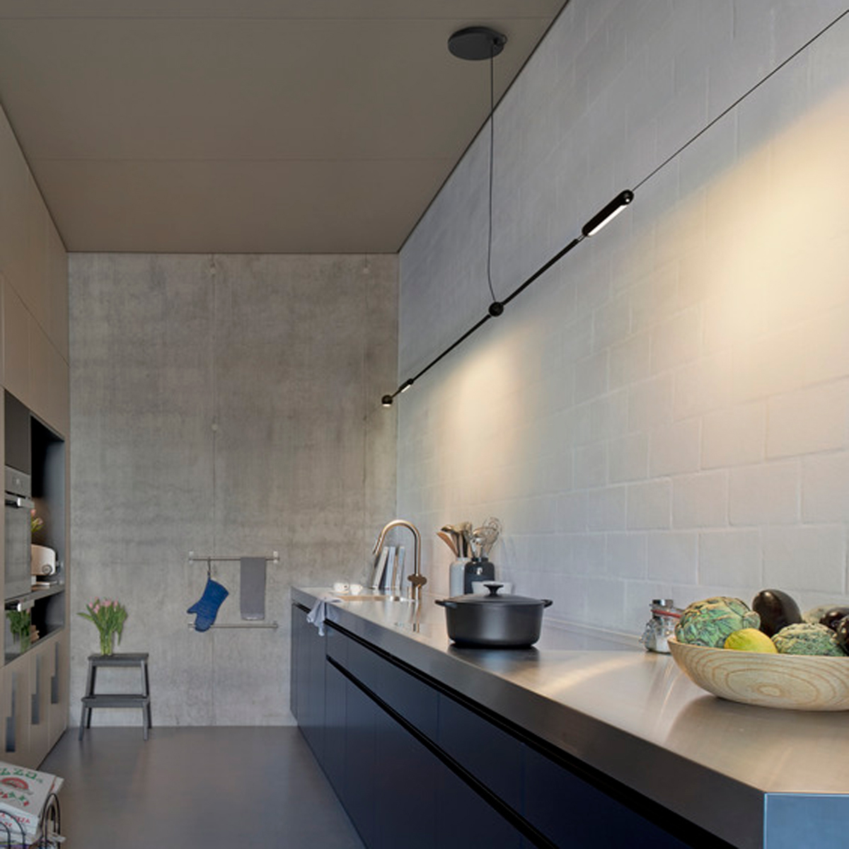 Belux Hello Flood LED, schwarz, in Kombination mit Spannseil, Hello Connect Spiralkabeln, Systemeinspeisung, Wand-/Deckenanschluss und Hello Spot LED