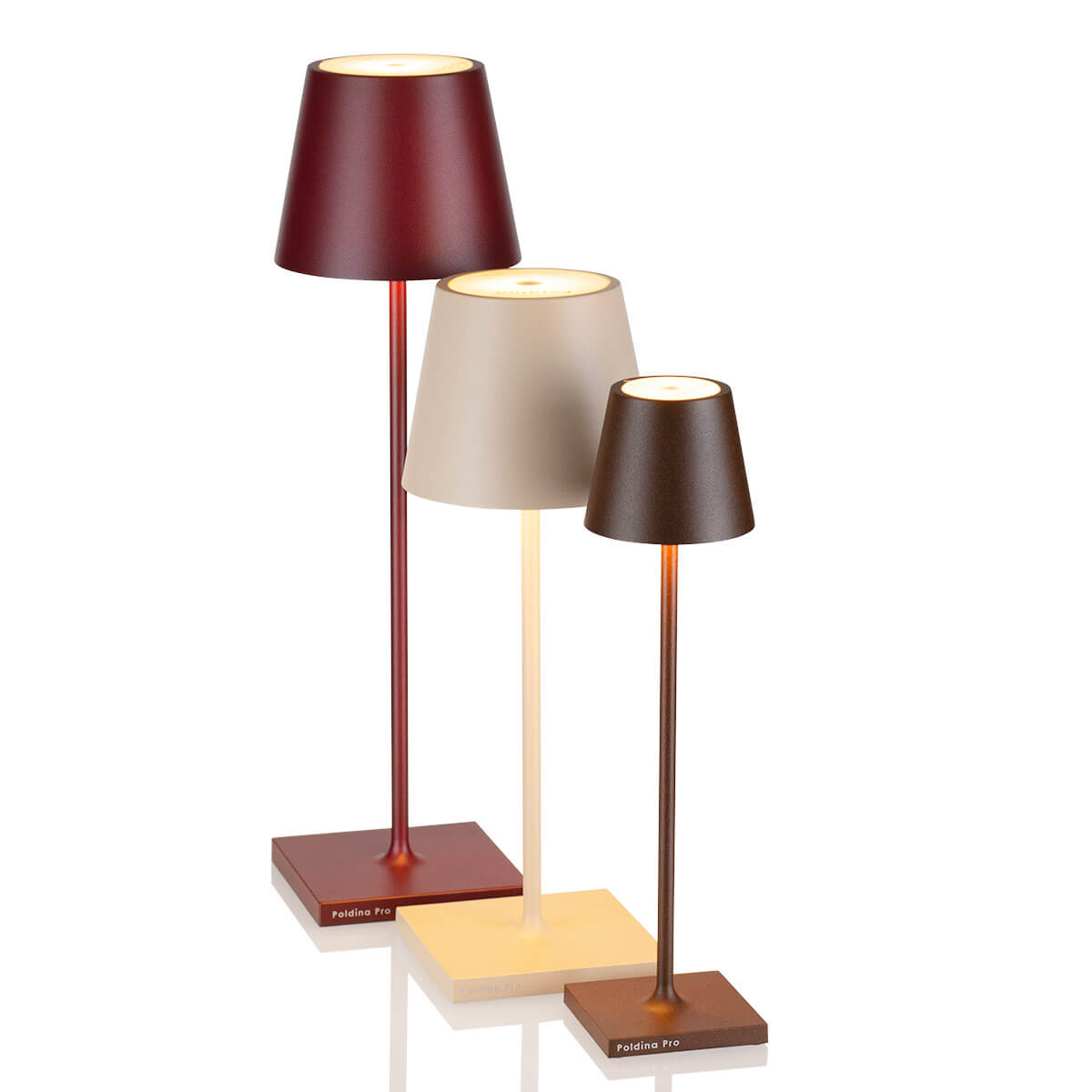 Zafferano AiLati Poldina Pro LED Akkuleuchte, bordeaux, Poldina Mini Pro LED Akkuleuchte, sandfarben, und Poldina Micro Pro LED Akkuleuchte, Corten (v.l.n.r.) (©Leuchtenland.com)