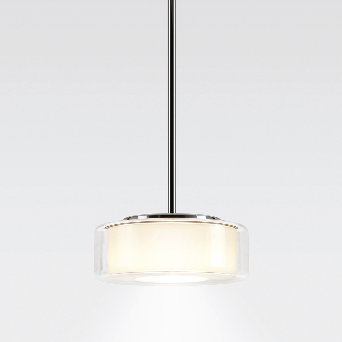 Serien.lighting Curling Suspension Tube M LED Pendelleuchte, 2700 K, Glas klar, Reflektor: zylindrisch opal (©serien.lighting)