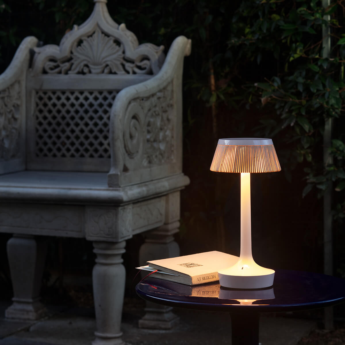 Flos Bon Jour Unplugged LED Akkuleuchte, Almond white (weiß), mit Rattan Krone (als Zubehör erhältlich) (©Santi Caleca)