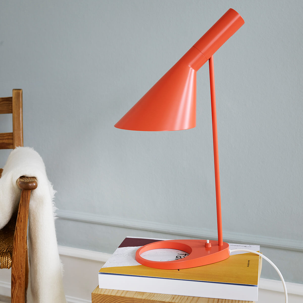 Louis Poulsen AJ Tischleuchte, Electric orange