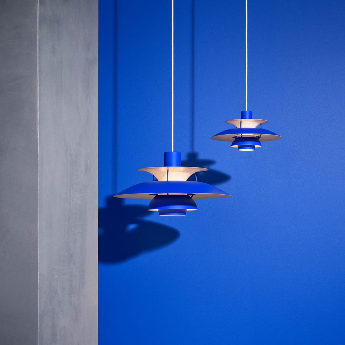 Louis Poulsen PH 5 Mini Monochrome Pendelleuchte und PH 5 Monochrome Pendelleuchte, blau