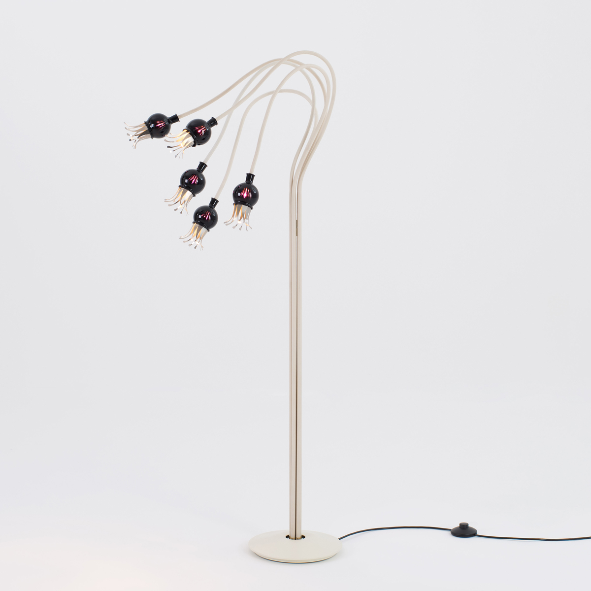 Serien.lighting Poppy Floor 5 Stehleuchte, Schirme: violett, Arme: beige