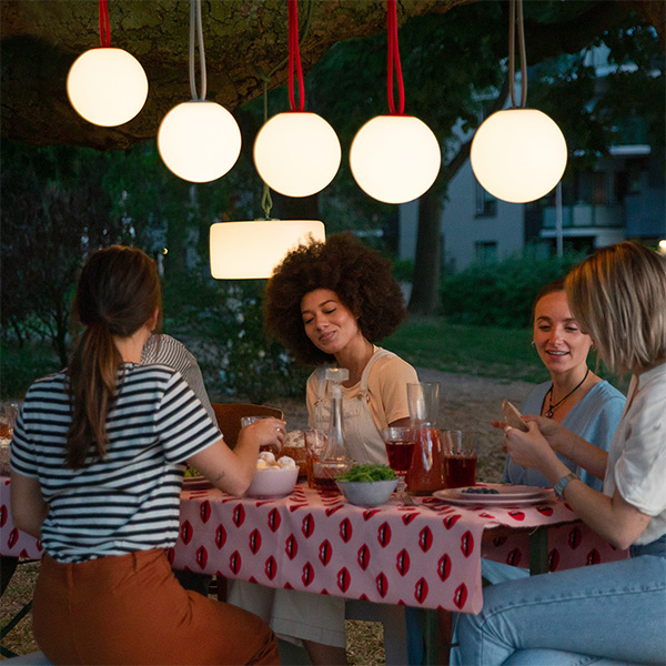 Fatboy Bolleke Lampe – kabellose LED-Kugellampe zur stimmungsvollen Garten-Beleuchtung bei Sommerpartys