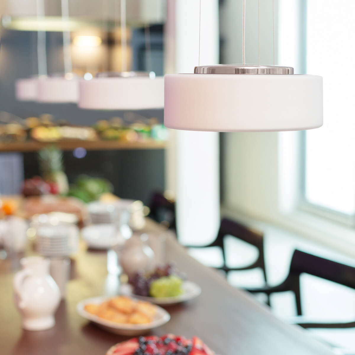 Serien.lighting Curling Suspension Rope M LED Pendelleuchte, Glas opal (©Farideh Fotografie)