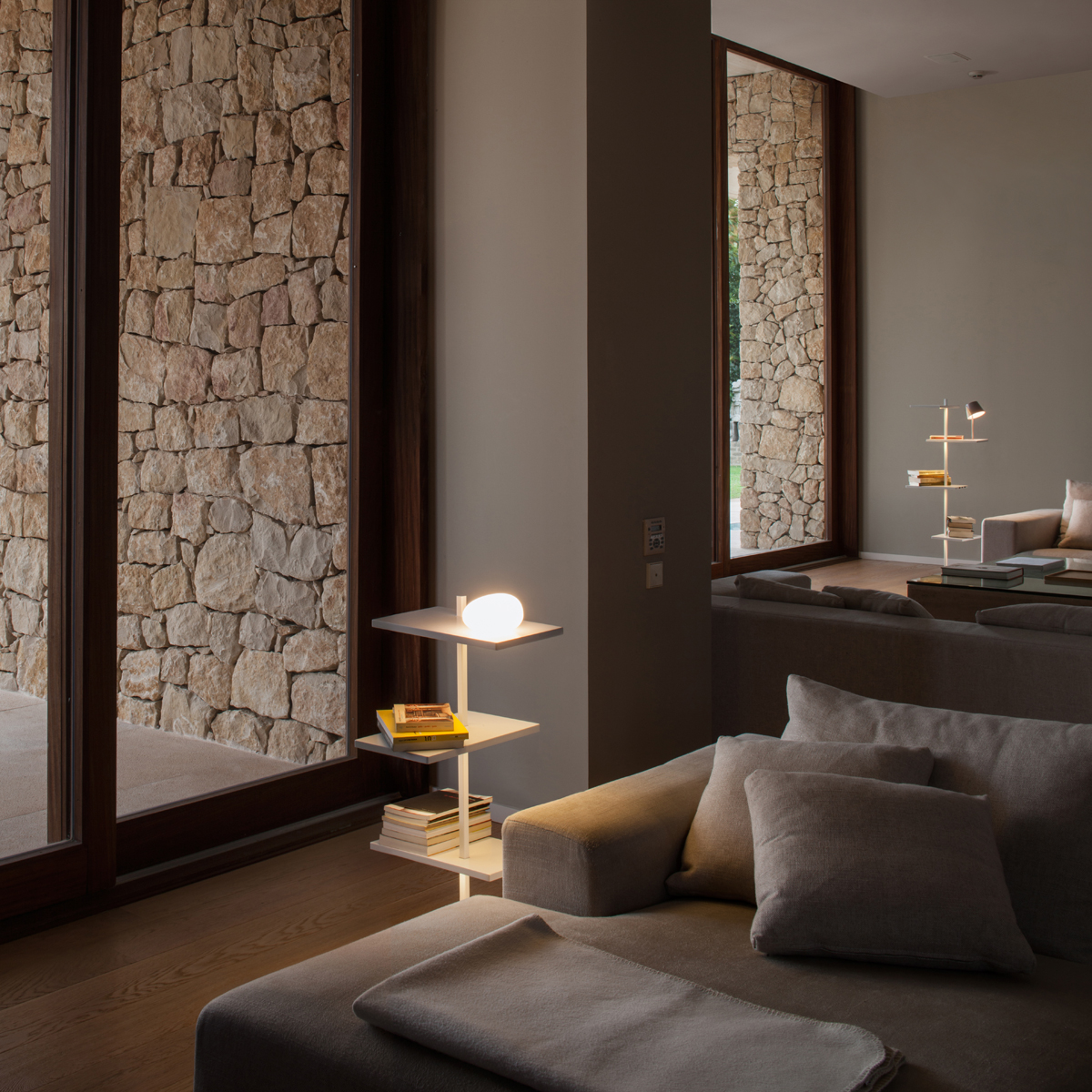 Vibia Suite 6012 Stehleuchte, mit Leselicht, weiß matt (im Hintergrund), und Vibia Suite 6011 Stehleuchte, mit Glasdiffusor, weiß matt