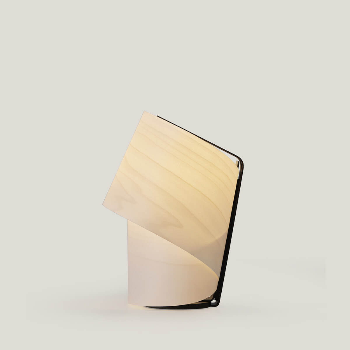 LZF Lamps Tiny Tischleuchte, mit Dimmer, elfenbeinweiß (eingeschaltet)