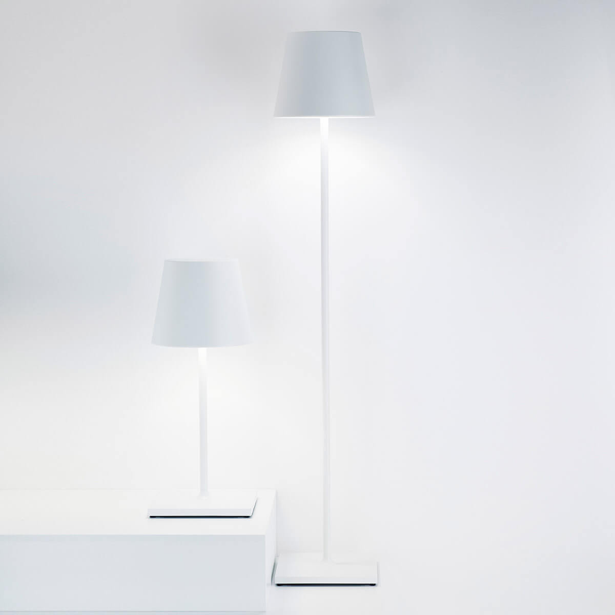 Zafferano AiLati Poldina XXL Pro LED Akkutisch- / Stehleuchte, weiß