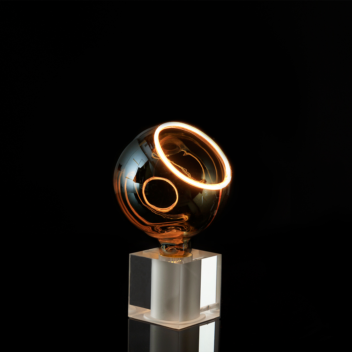Segula LED Floating Globe 150 45° smokey grau E27, 6 W, 1900 K, dimmbar, mit Sompex Cubic Tischleuchte, Acryl (separat erhältlich) (©Leuchtenland.com)