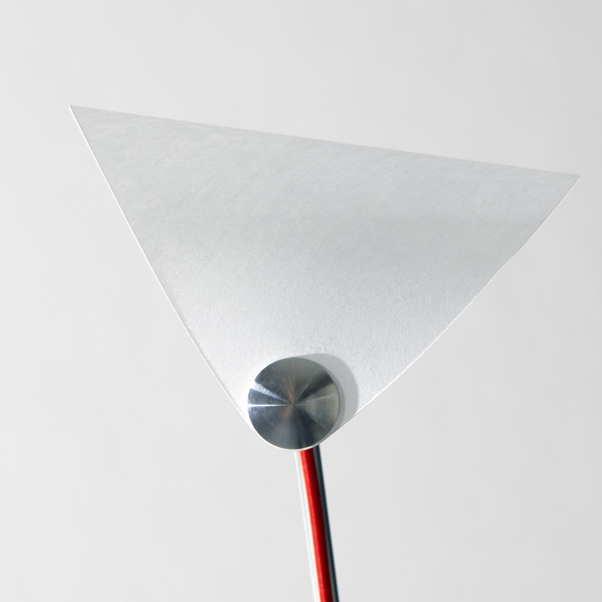 Less 'n' more Stereo LED Stehleuchte, Alu poliert / Beton grau (Leuchtenkopf mit Lichtsegel)