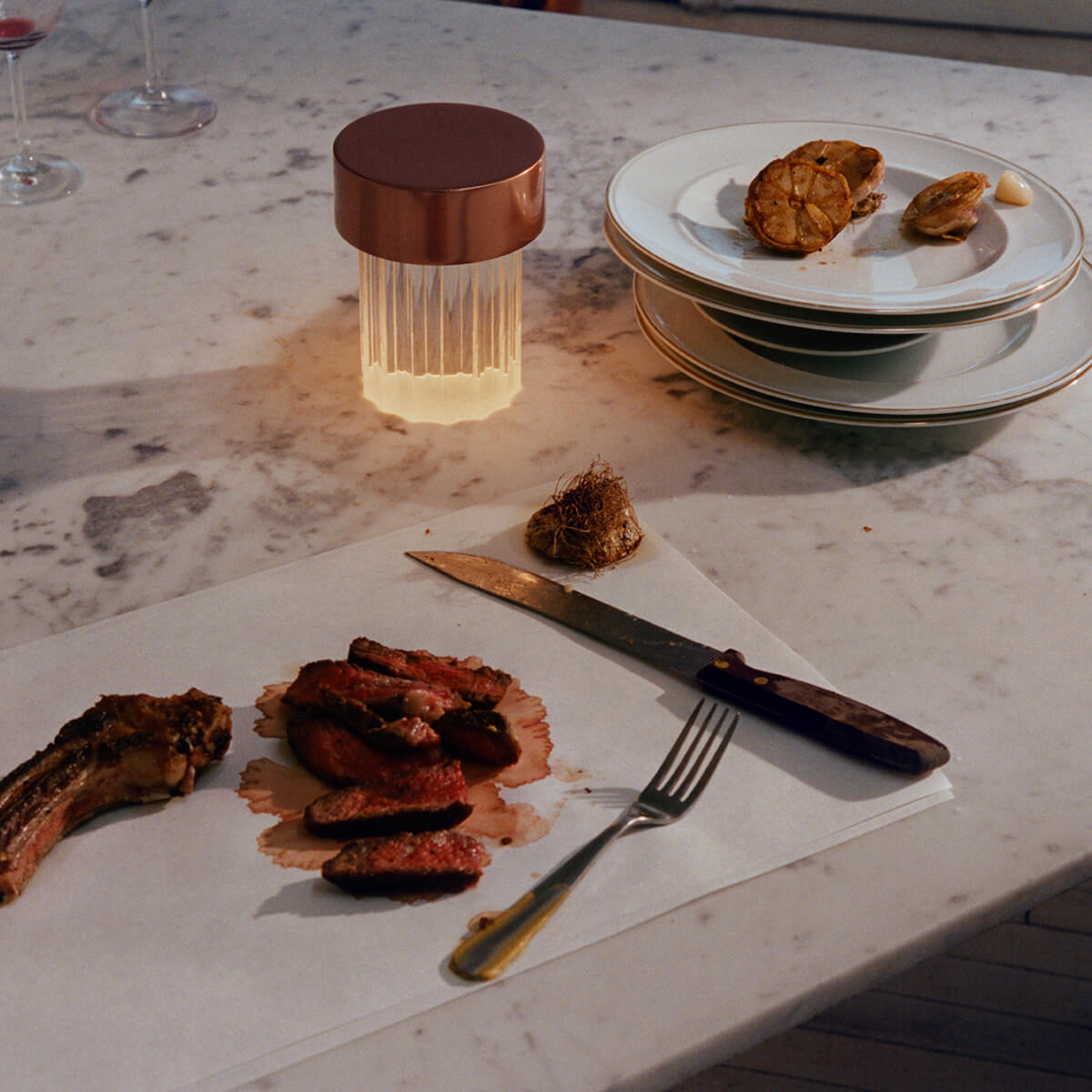 Flos Last Order Fluted LED Akkuleuchte, Satin Kupfer (©Andrew Jacobs)