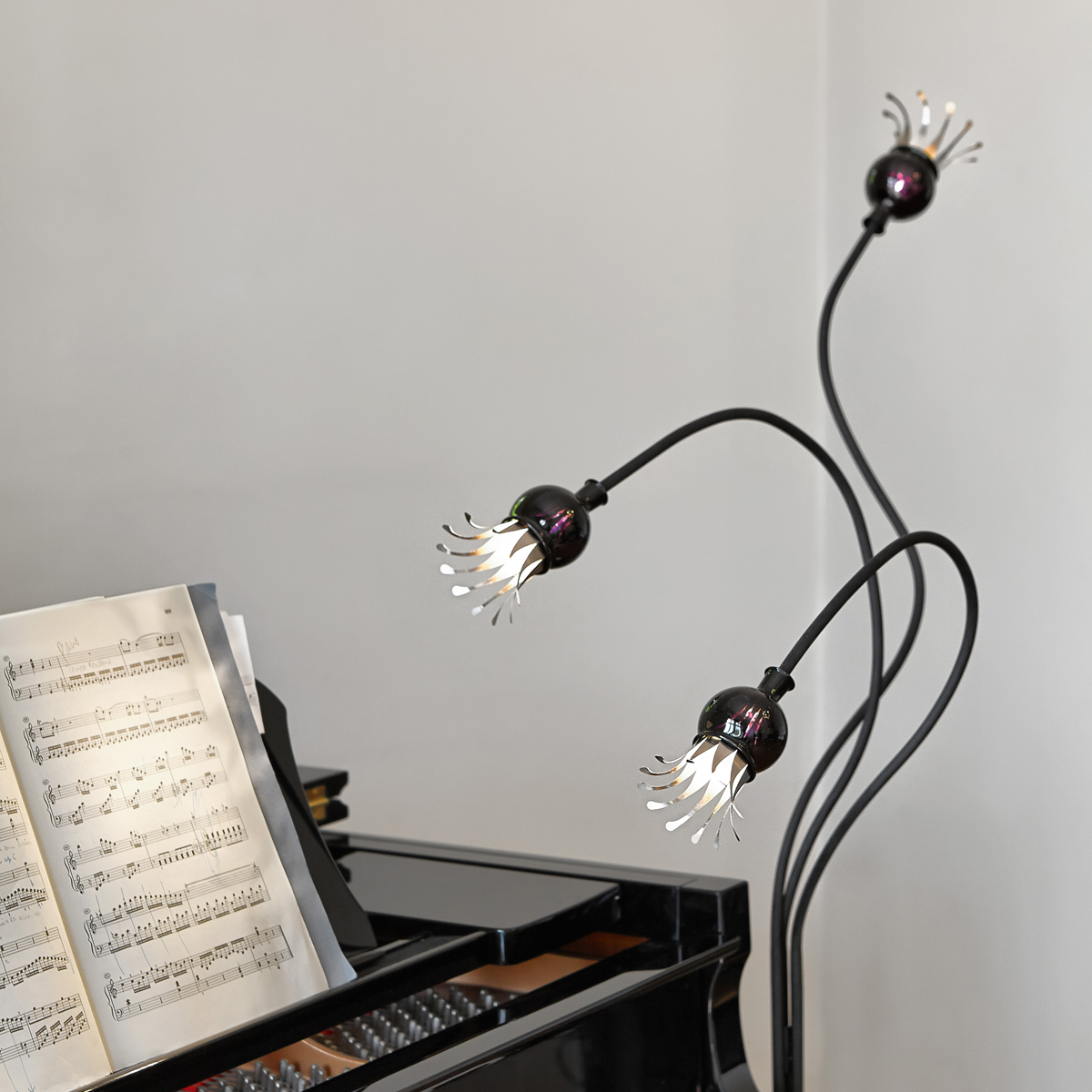 Serien.lighting Poppy Floor 3 Stehleuchte, Schirme: violett, Arme: schwarz