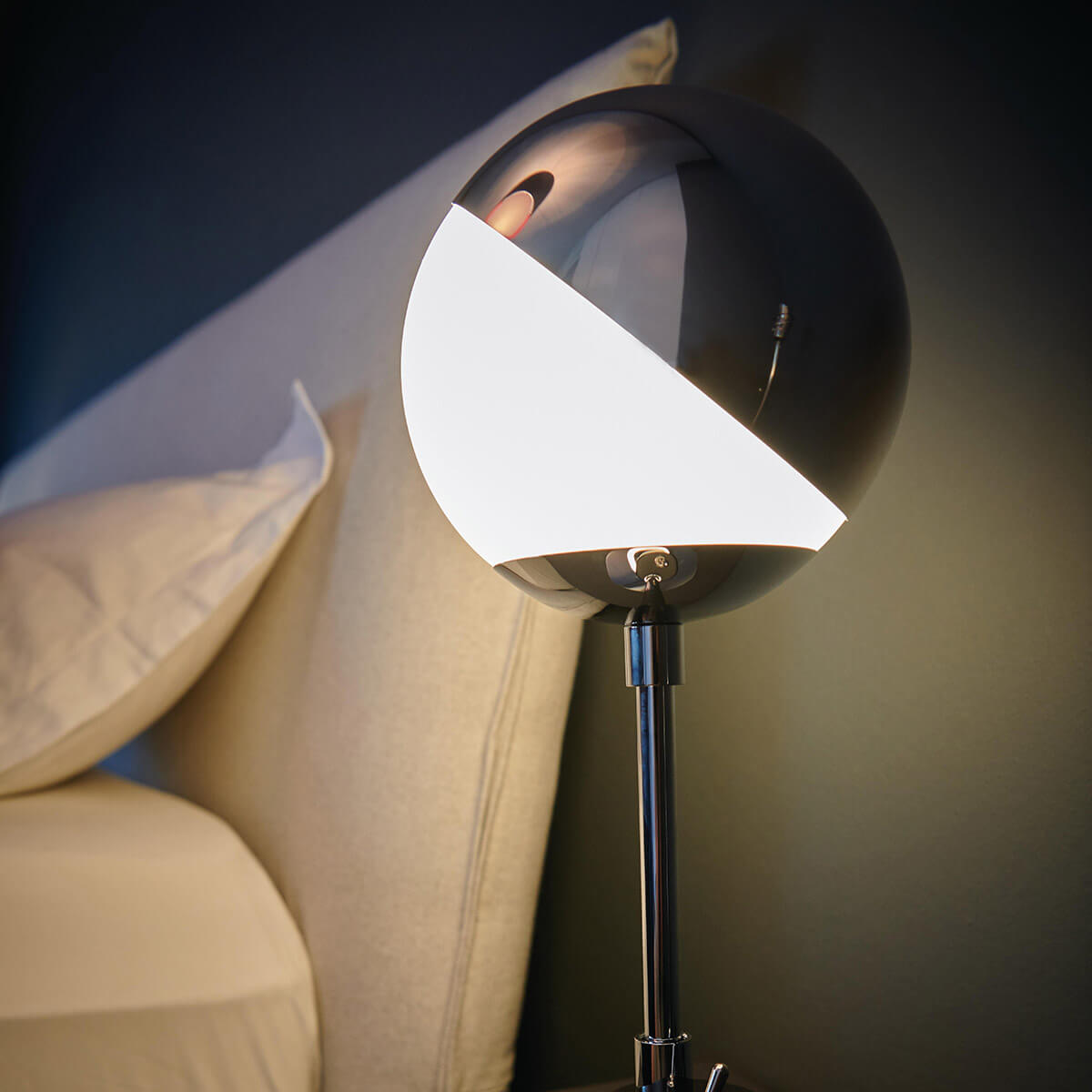 Tecnolumen SF 28 Tischleuchte, Chrom, Fuß: schwarz lackiert