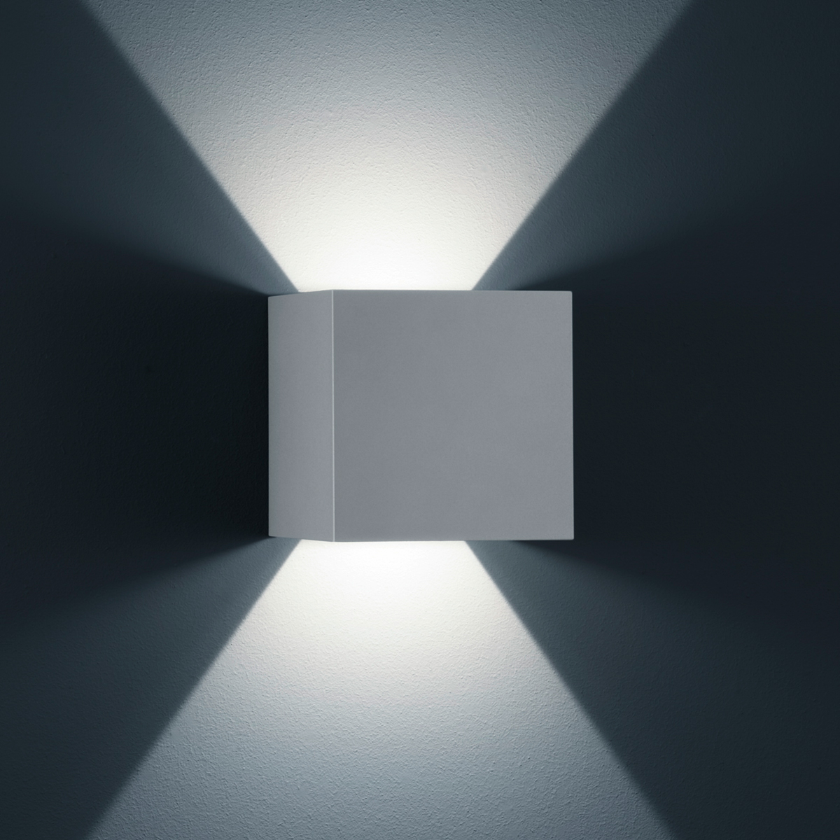 Helestra Siri 44 - L LED Außenwandleuchte, silbergrau