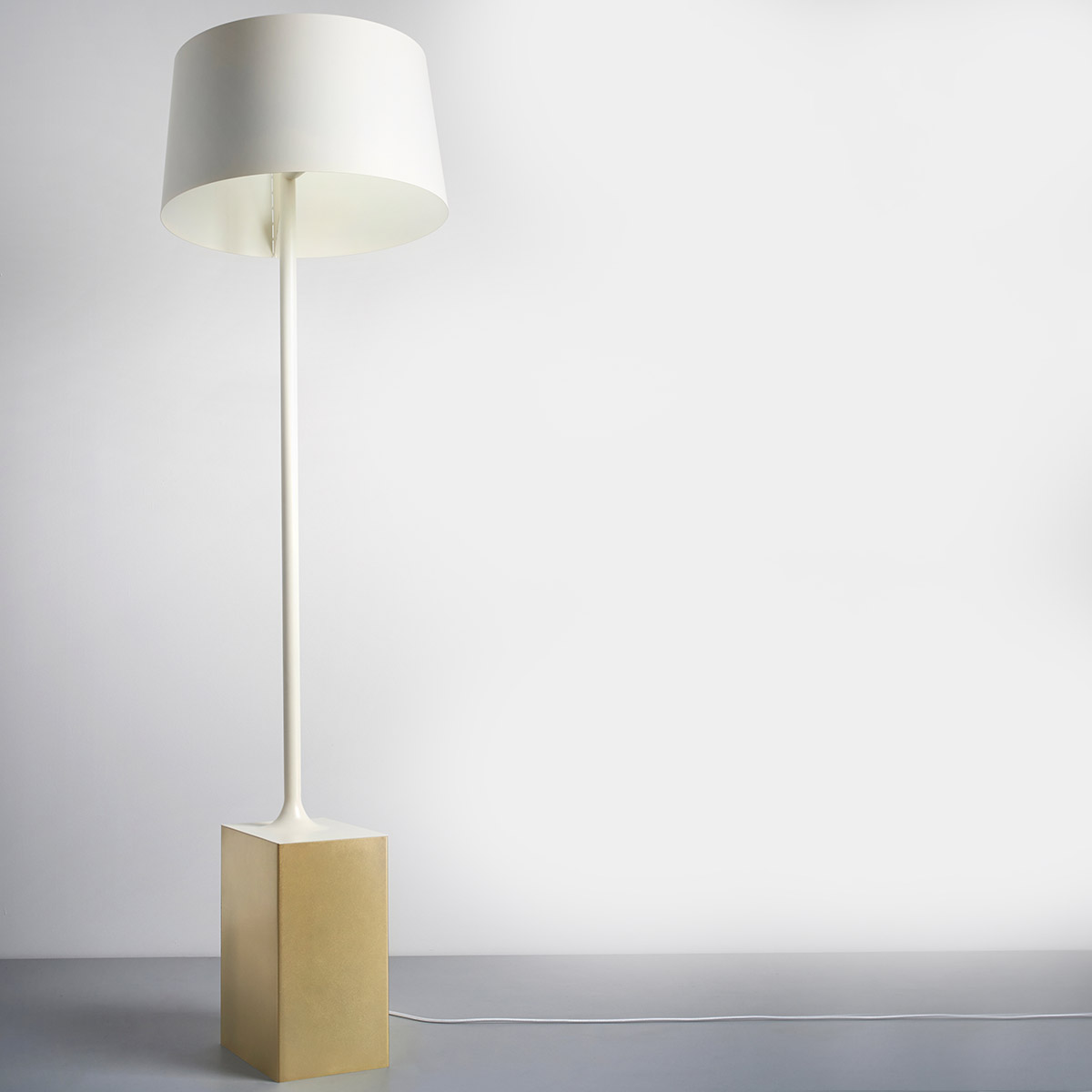 Zava Flamenco Stehleuchte, Schirm: weiß / Sockel: Marmor beige