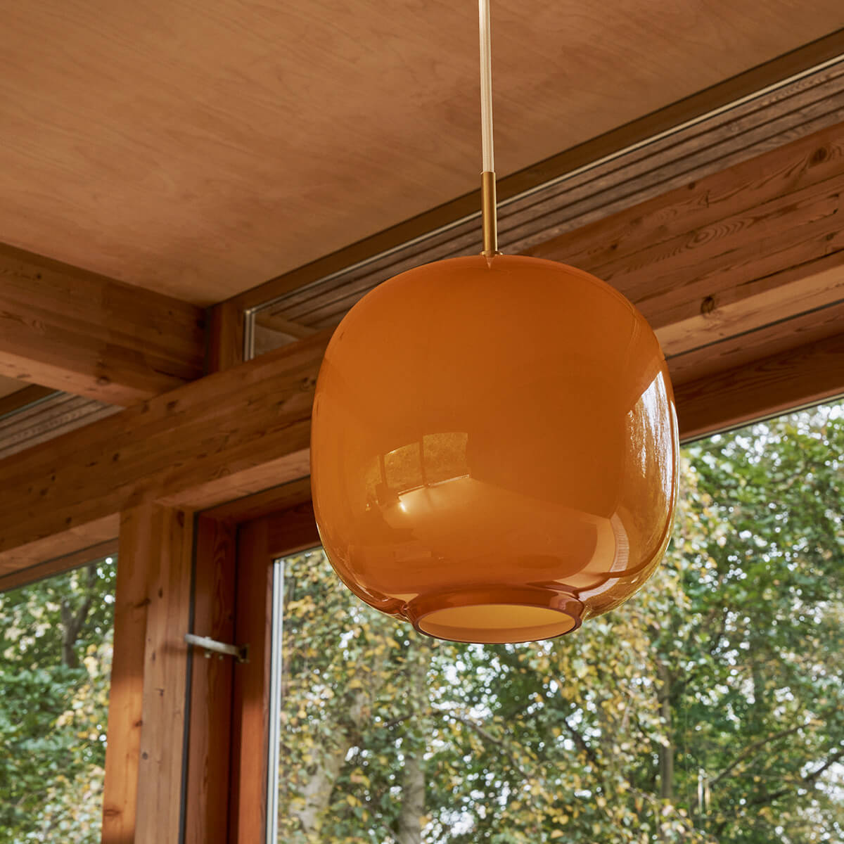 Louis Poulsen VL45 Radiohus Pendelleuchte, Ø: 25 cm, Glas bernstein (ausgeschaltet)