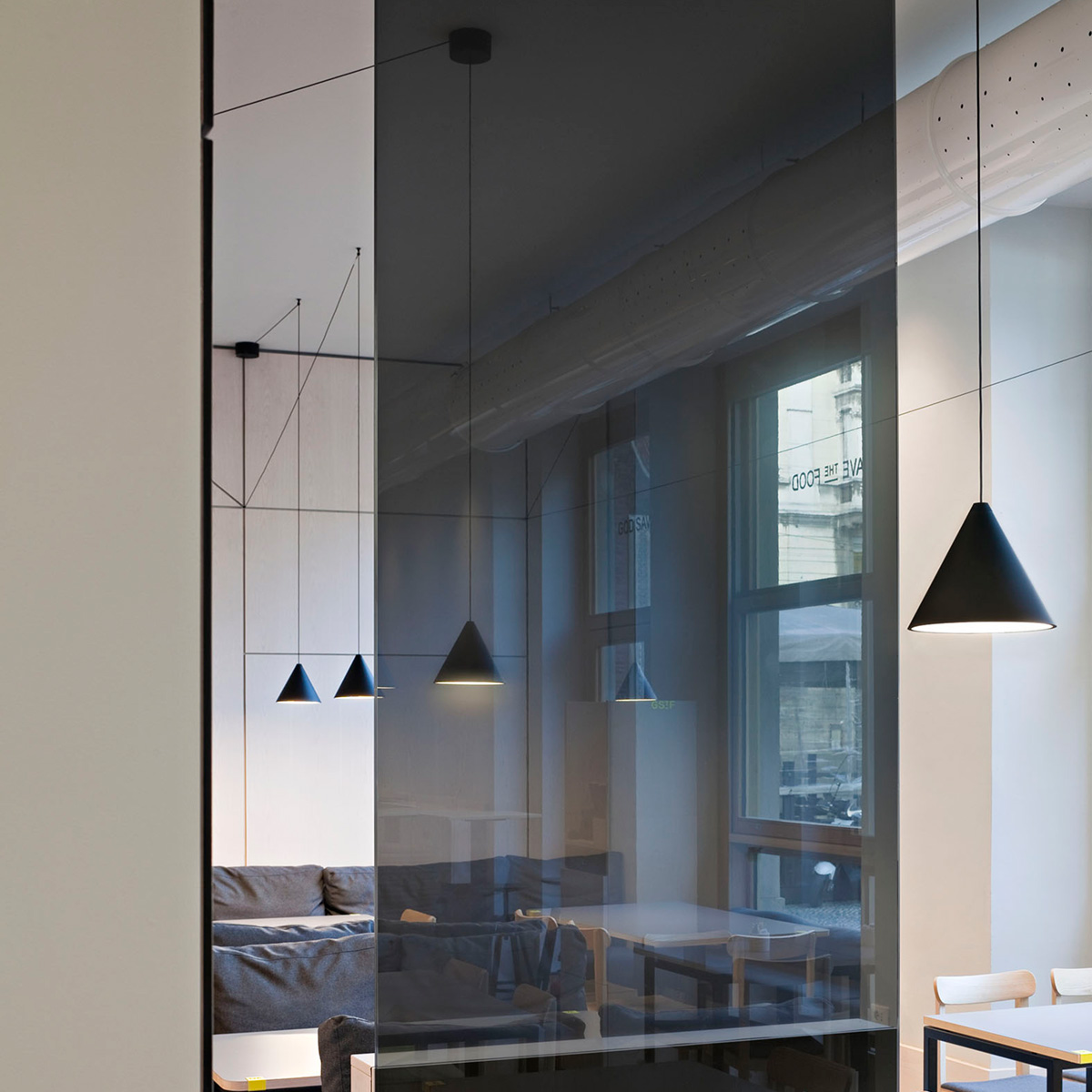 Flos String Light Cone LED Pendelleuchte, App Control, schwarz, mit String Light Wand- / Deckenrosette, schwarz (als Zubehör erhältlich) (©Germano Borrelli)