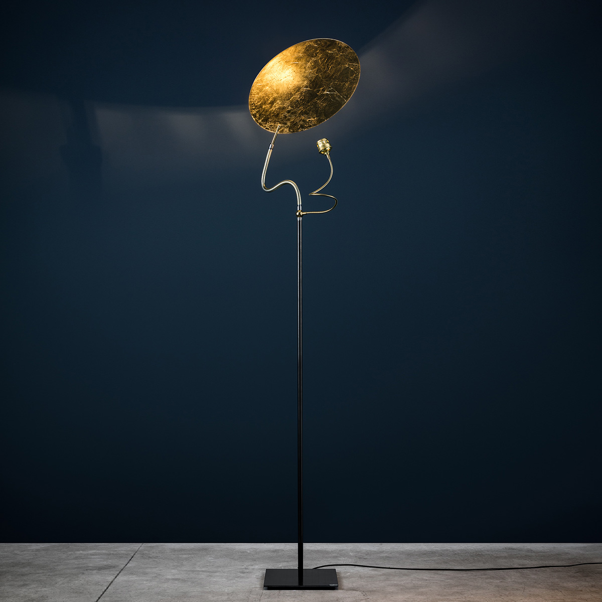 Catellani & Smith Luce d’Oro F Stehleuchte, Gold, Flexarm: Messing (eingeschaltet) (Foto: Nava-Rapacchietta)