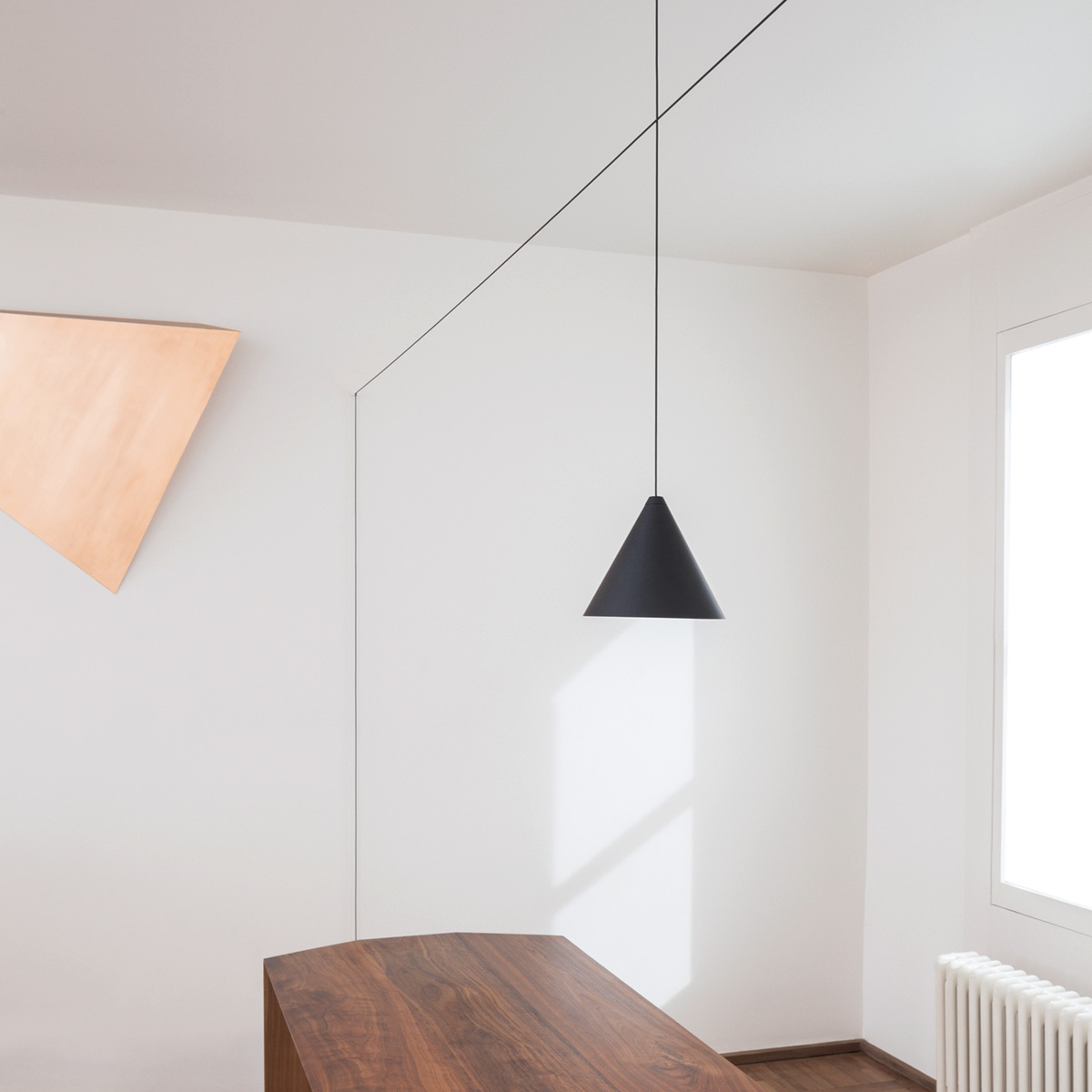 Flos String Light Cone LED Pendelleuchte, schwarz, mit String Light Fußschalter, schwarz (als Zubehör erhältlich) (©Frank Hülsbömer)