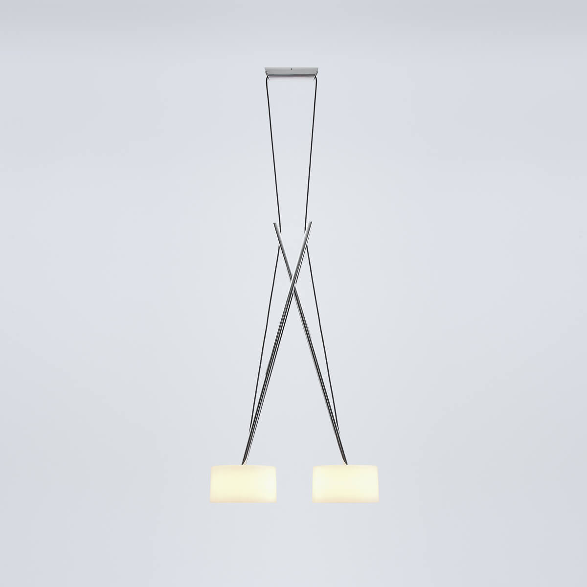 Serien.lighting Twin LED Suspension, Chrom, Schirme: Acrylglas (©Christoph Lison)