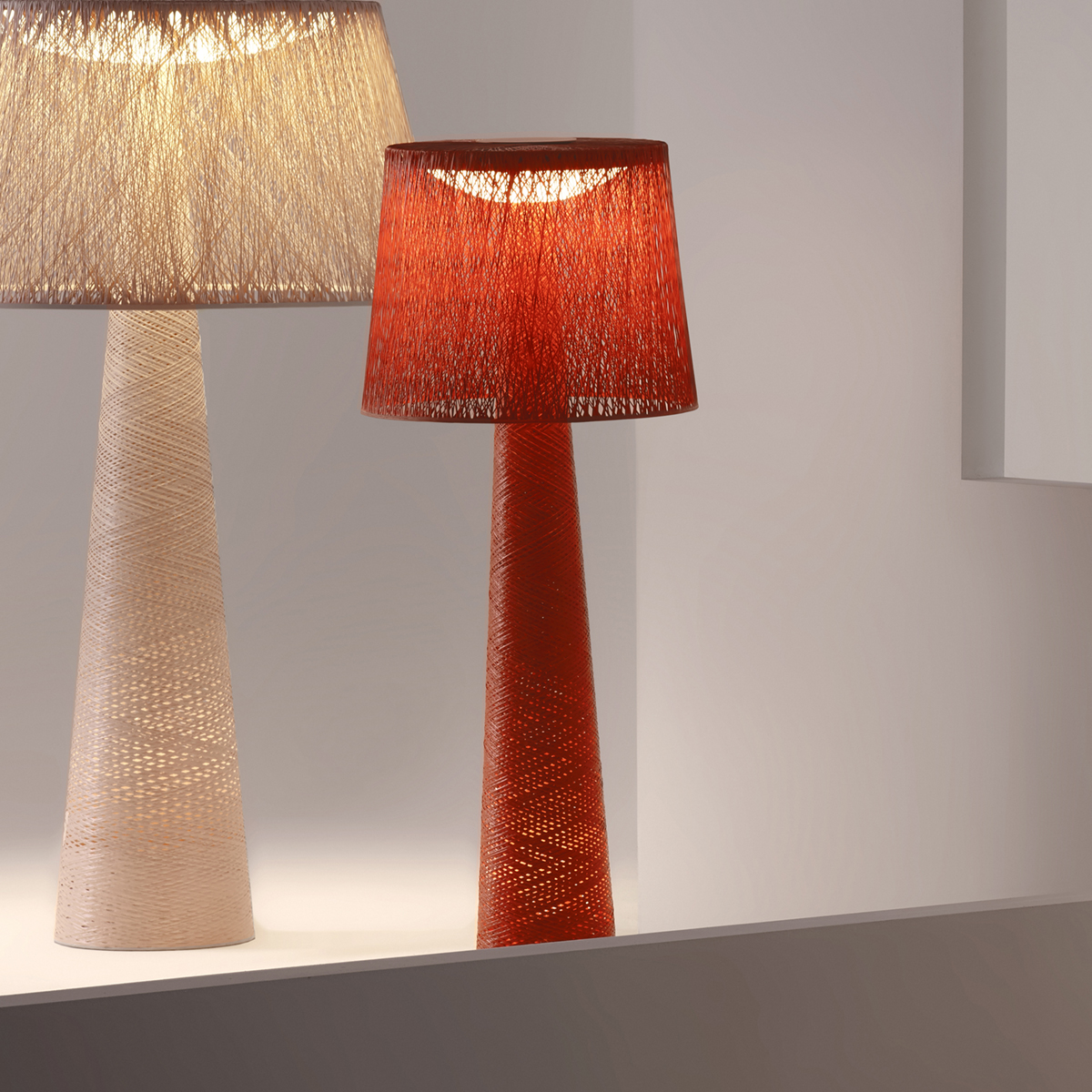 Vibia Wind 4067 Outdoor LED Stehleuchte, ocker rot, und Vibia Wind 4062 Outdoor LED Stehleuchte, braun