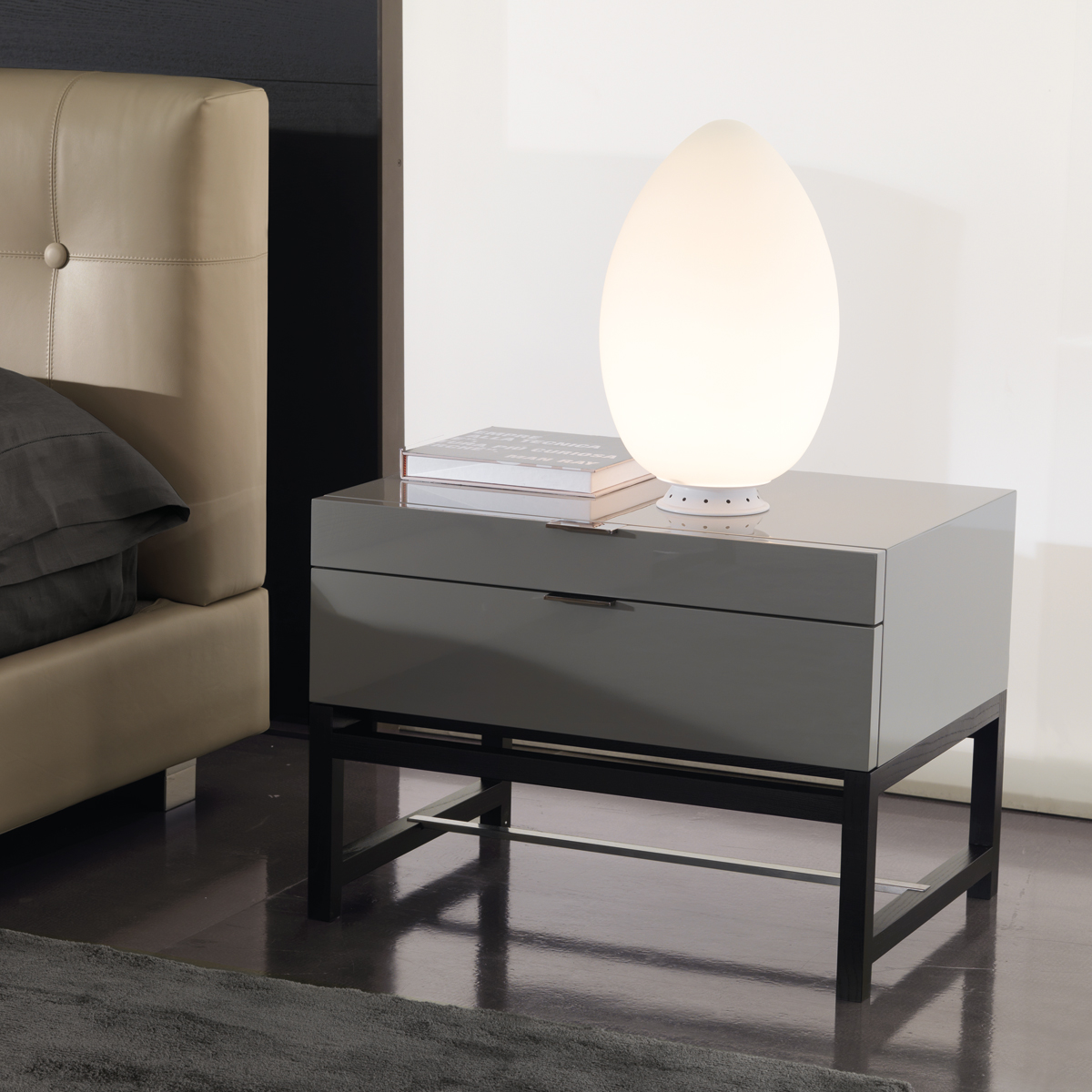 Fontana Arte Uovo Tischleuchte, weiß satiniert