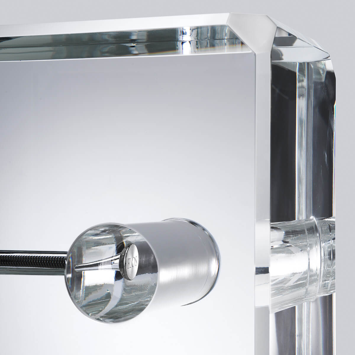 Flos Arco K 2022 Limited Edition Bogenleuchte, Edelstahl, Sockel: Kristallglas (©Fasanotto)