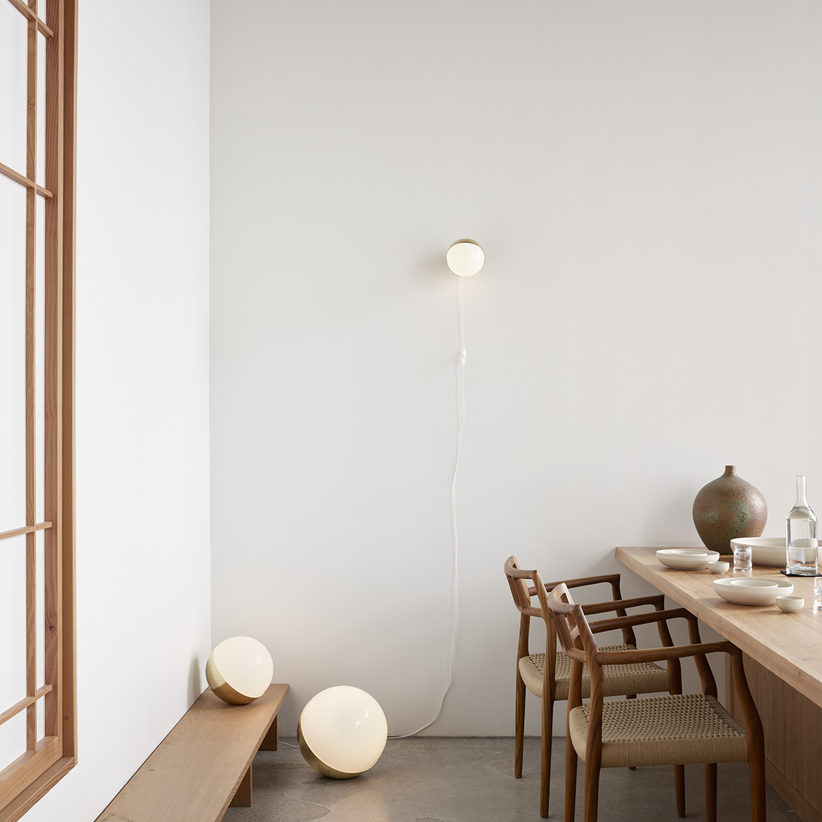 Louis Poulsen VL Studio Wandleuchte, mit Kabel, Messing gebürstet, und VL Studio Tisch- / Stehleuchten, Messing gebürstet (eingeschaltet)