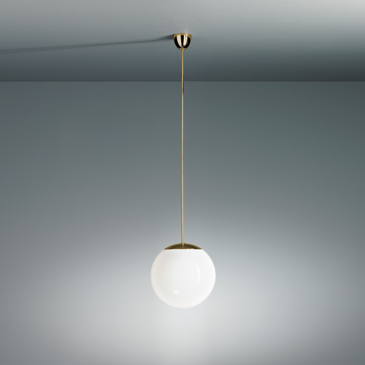 Tecnolumen HL 99 Pendelleuchte mit Opalkugel, Ø: 30 cm, Messing poliert