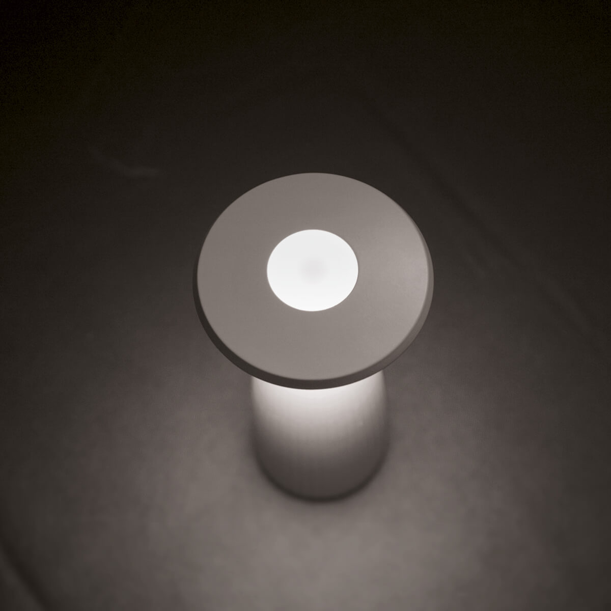 Sigor Nuflair LED Akkuleuchte & Vase, schneeweiß, dank Abdeckkappe auch als reine Leuchte nutzbar