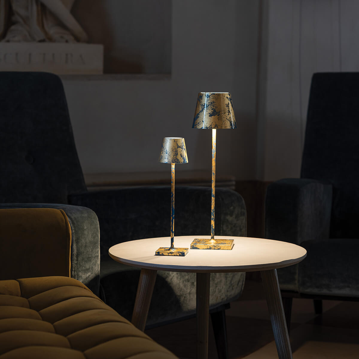 Zafferano AiLati Poldina micro Pro LED Akkuleuchte, Capri blau / Blattgold mit Craquelé, und Poldina Pro LED Akkuleuchte, Avio blau / Blattgold mit Craquelé