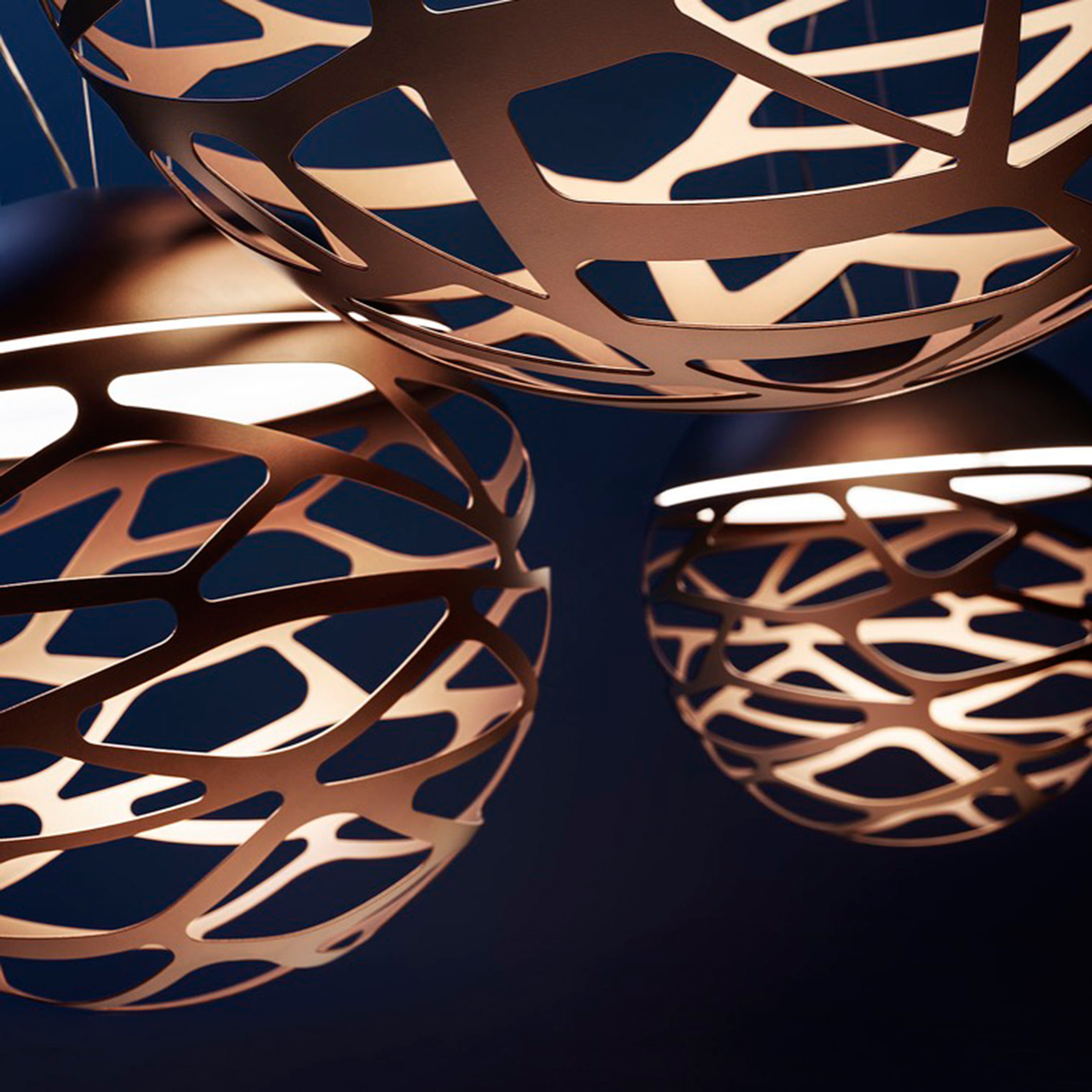 Lodes Kelly Small Sphere 40 Pendelleuchte, bronzefarben, die Abbildung zeigt ein Detailbild von drei Sphere 40 Pendelleuchten