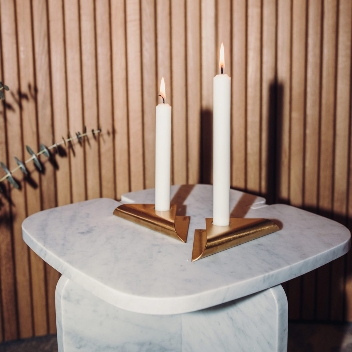 425-hoefats-square-candle-kerzenhalter-2er-set-kerze-00364-gold-ambiente-04-1200x1200 Höfats Square Candle Kerzenhalter, 2 Stück, Gold, mit Kerzen (nicht inbegriffen)