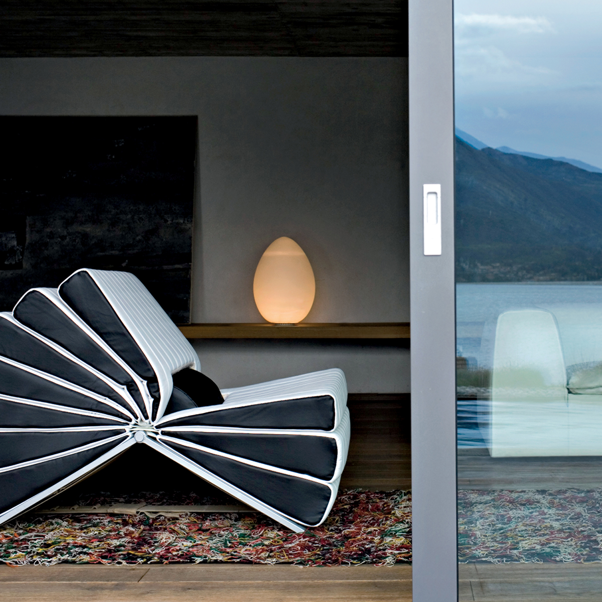 Fontana Arte Uovo Tischleuchte, weiß satiniert