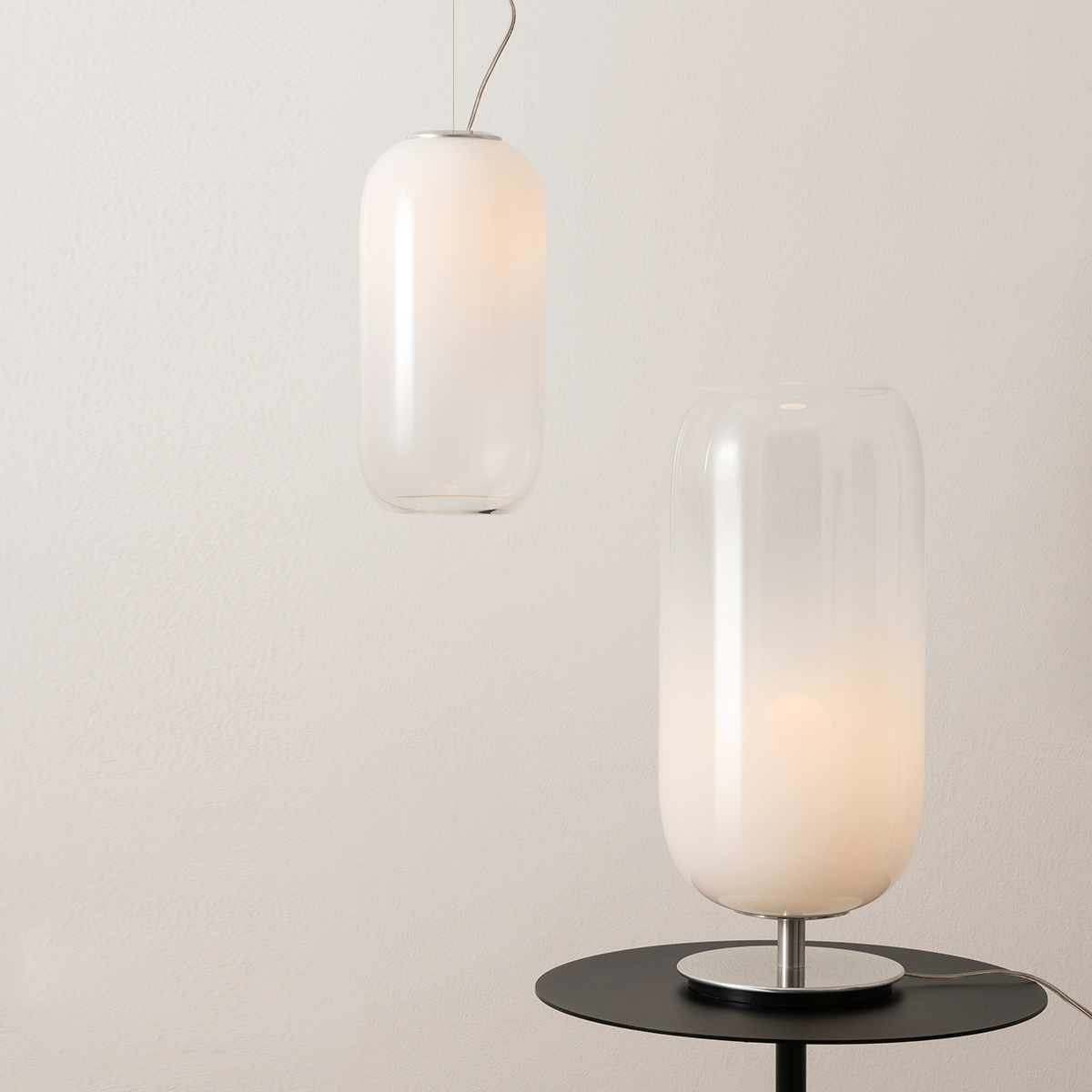 Artemide Design Gople Lamp Mini Sospensione, weiß, und Gople Lamp Tavolo, weiß