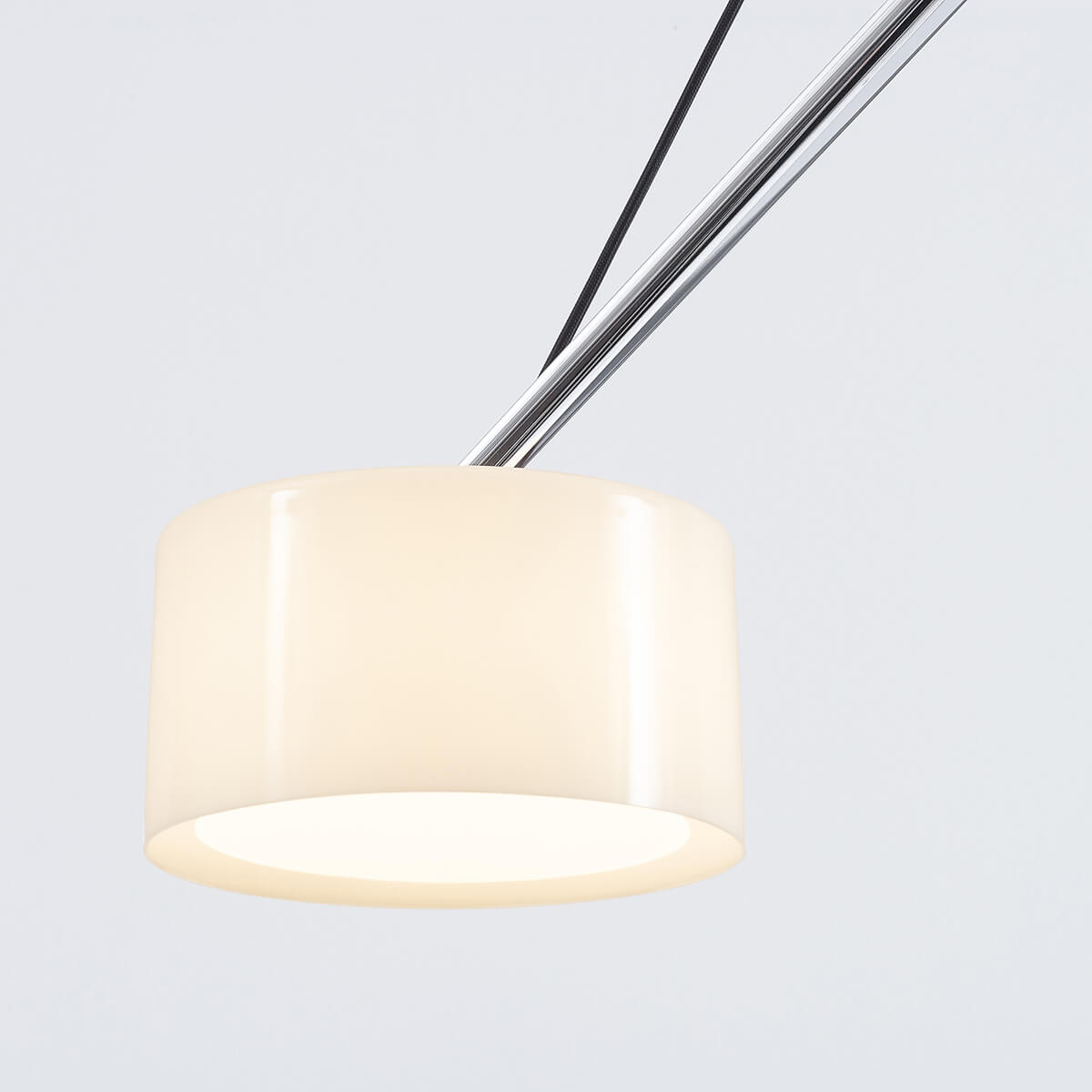 Serien.lighting Twin Suspension, Chrom, Schirme: Acrylglas (©Christoph Lison)