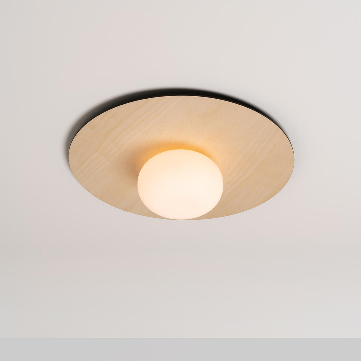 Milan Knock Wand- / Deckenleuchte, Ø: 40 cm, Eschenholz / schwarz matt - Opalglas Knock Wand- / Deckenleuchte, Ø: 40 cm