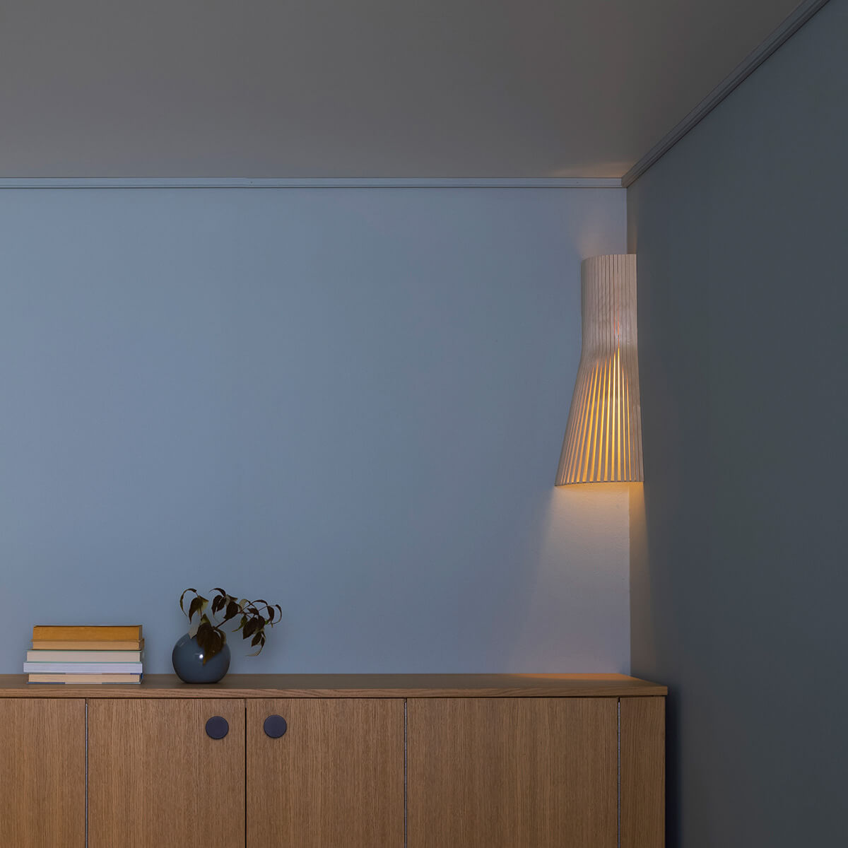 Secto Design Secto Small 4237 Eck- / Wandleuchte, Birke natur