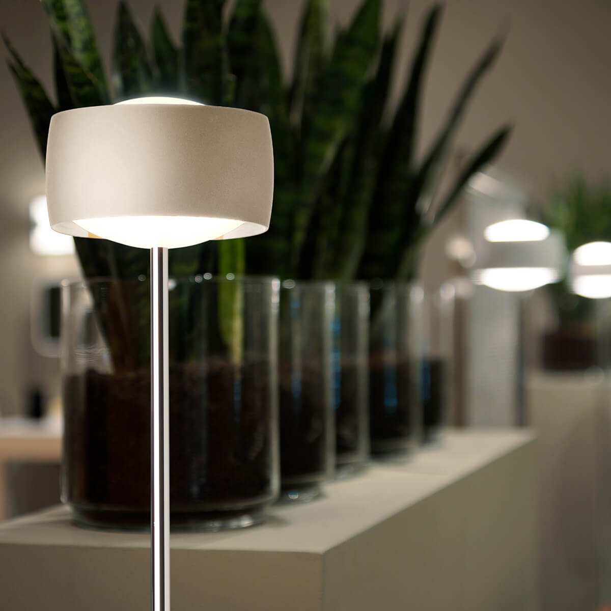 Oligo Grace LED Stehleuchte, Tunable White, Chrom / cashmere matt