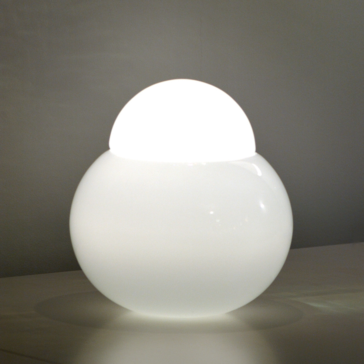 Fontana Arte Daruma Tischleuchte, weiß glänzend