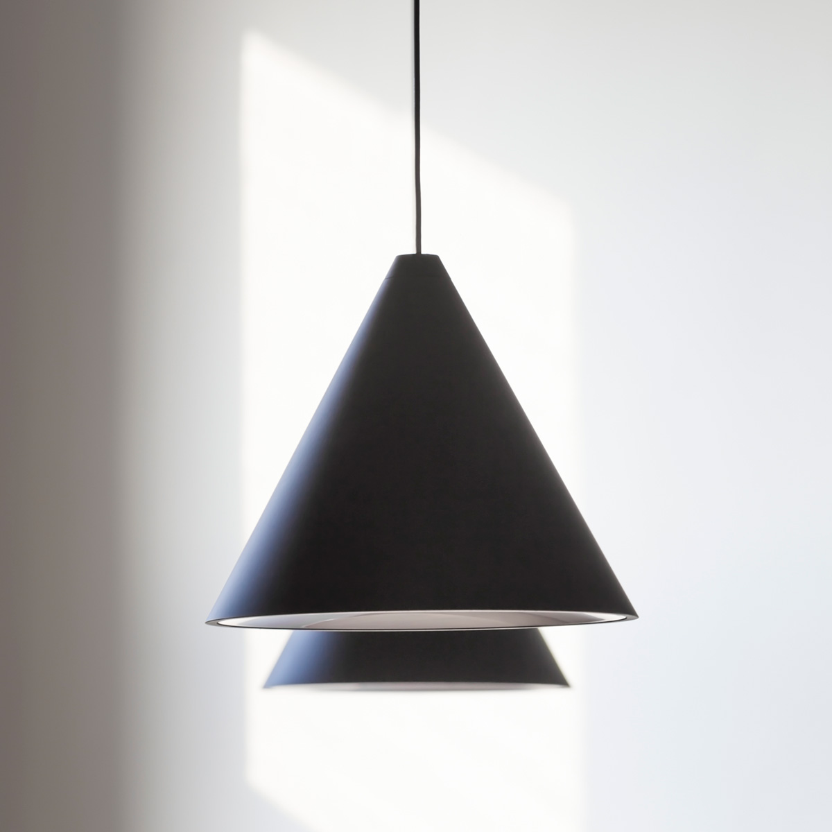Flos String Light Cone LED Pendelleuchte, App Control, schwarz (©Beppe Brancato)