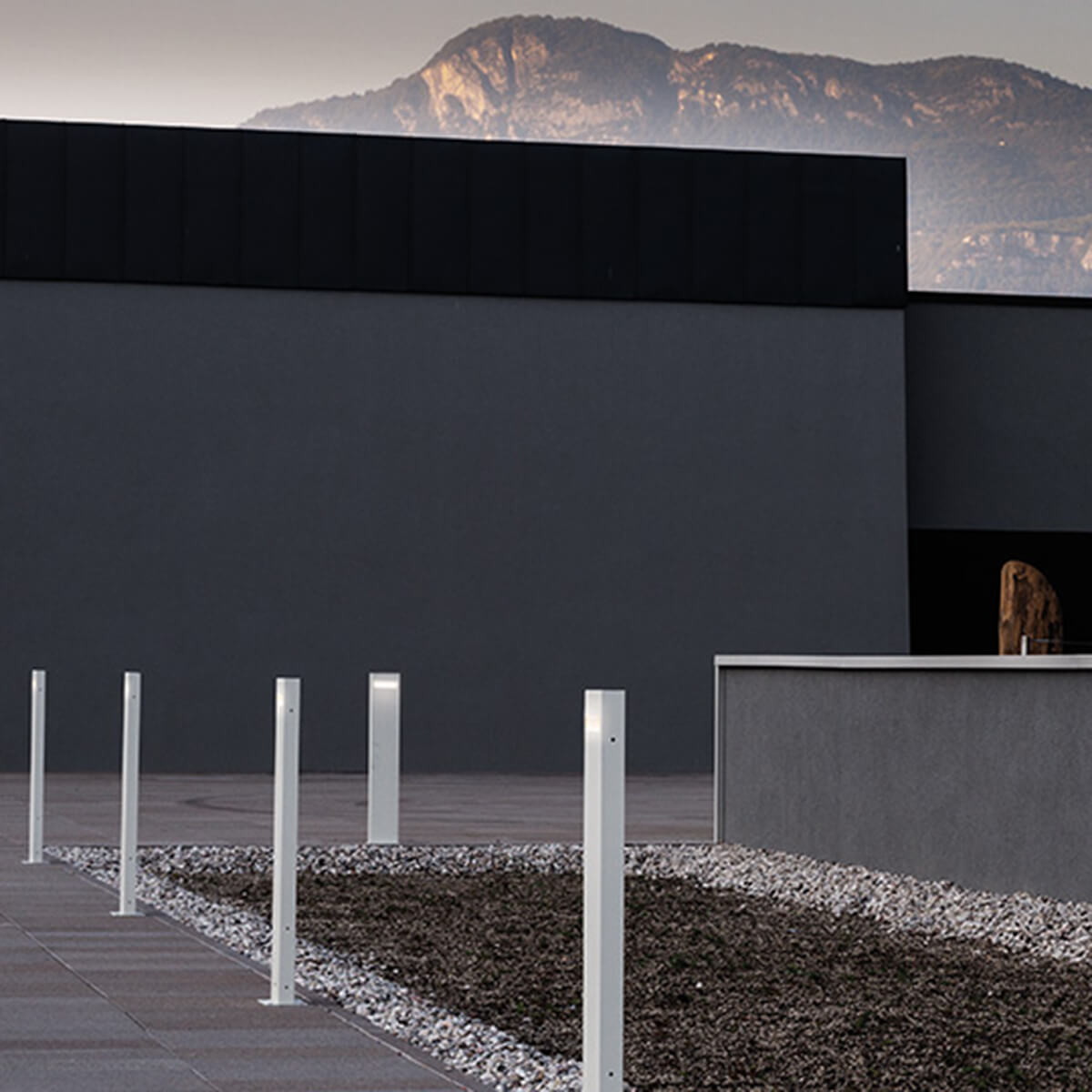 Artemide Outdoor Nuda LED Pollerleuchte, einseitiger Lichtaustritt, Höhe: 100 cm, hellgrau