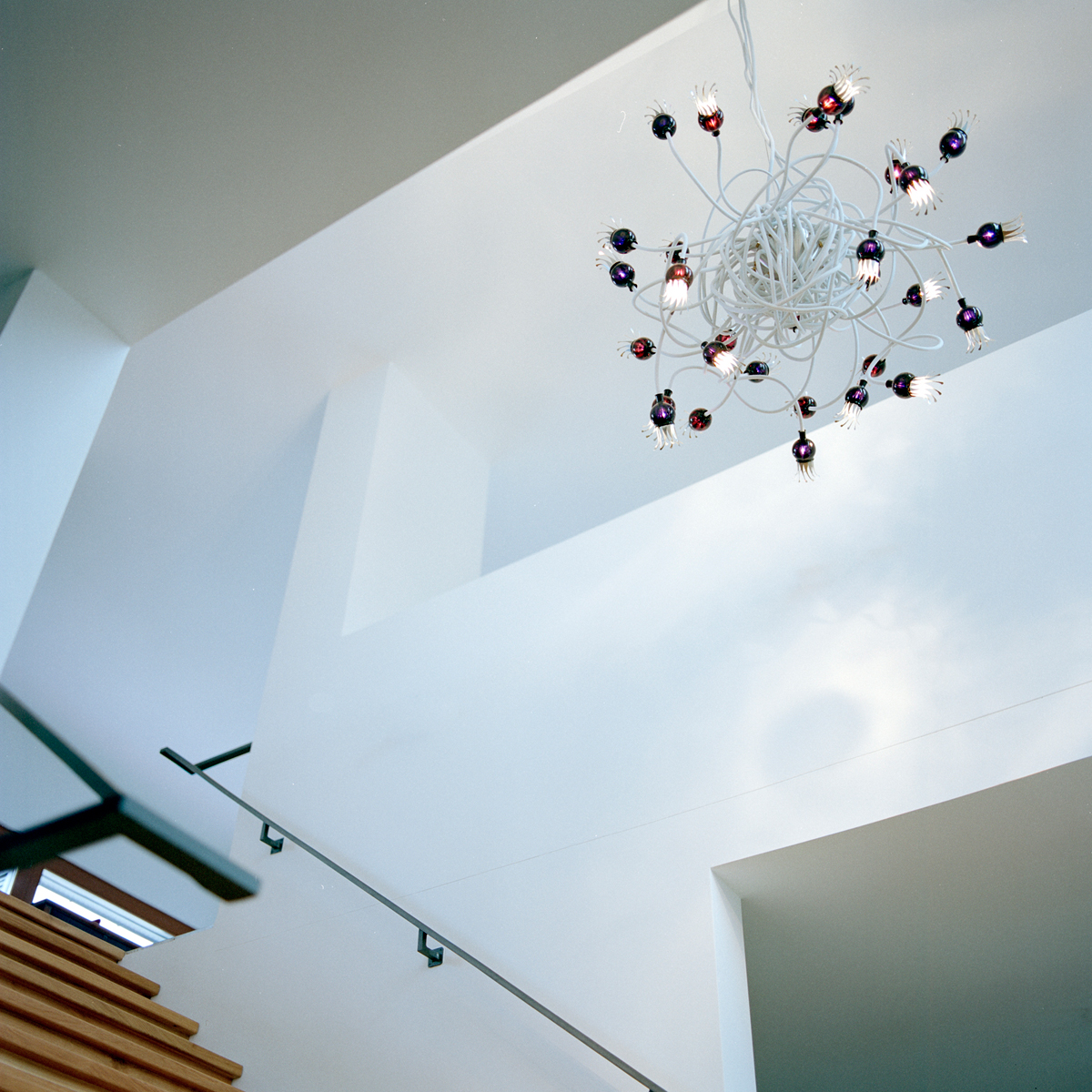 Serien.lighting Poppy Suspension Pendelleuchte, Schirme: violett, Arme: beige